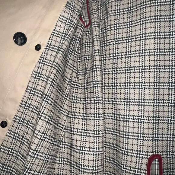 Burberry Classic Tan Trench Coat - Picture 3 of 11